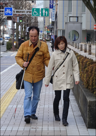 盲ろう者を移動介助する様子