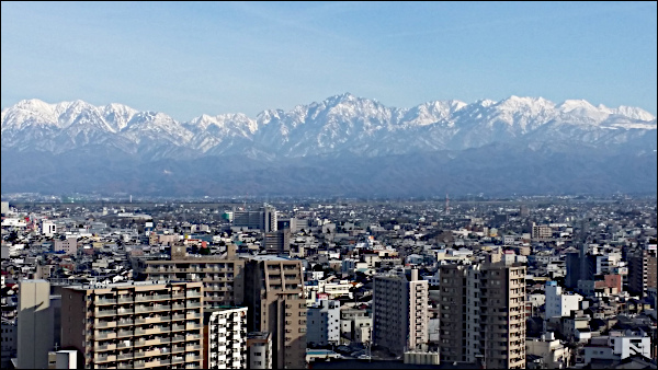 街越しの雪の立山連峰