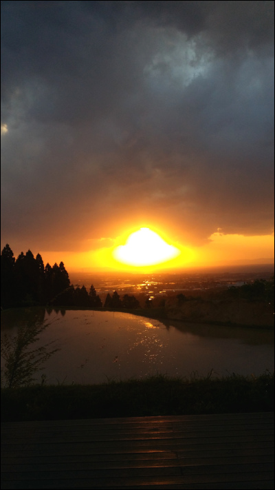 池の向こうに夕日が沈む