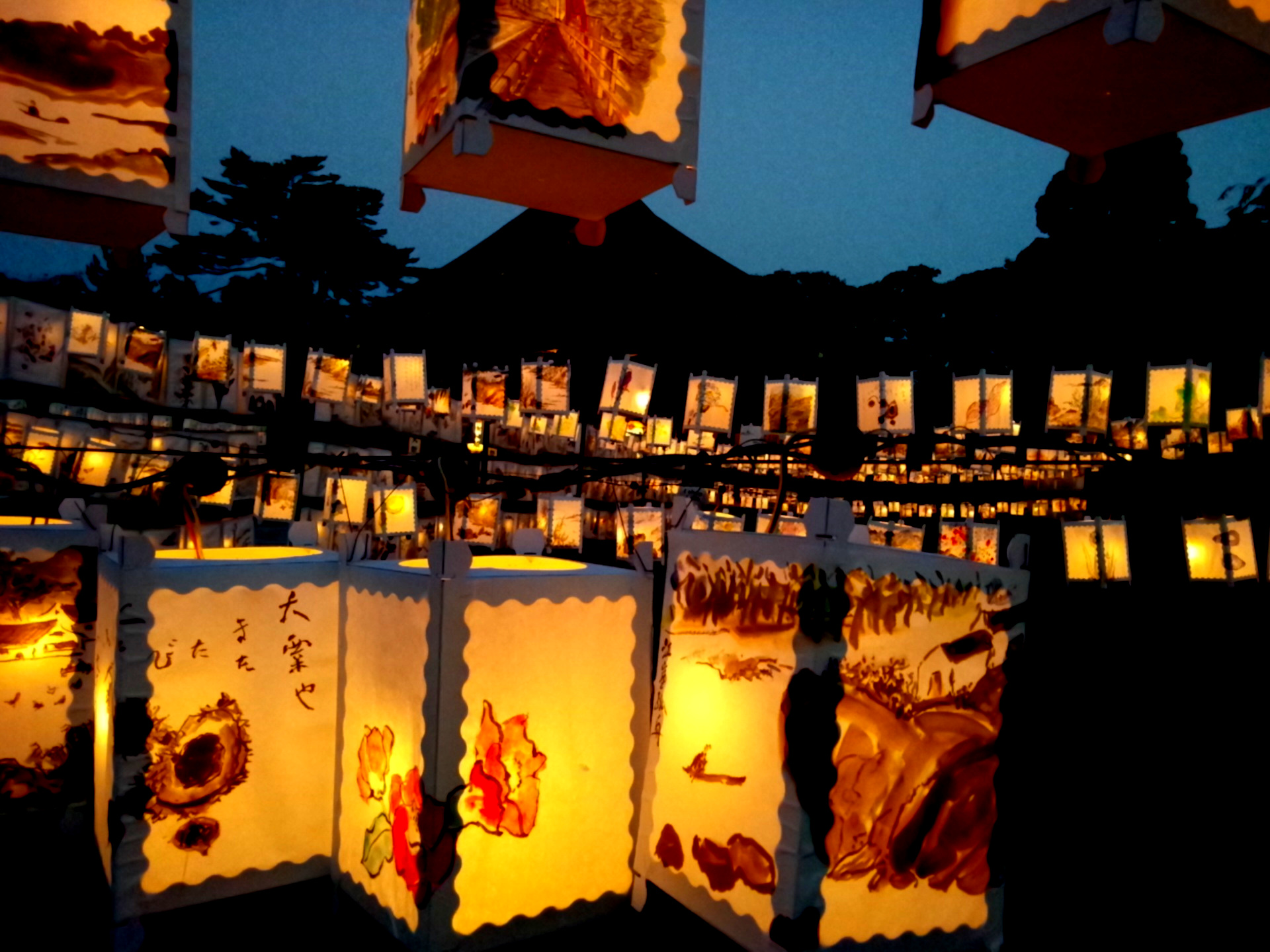 富山県護国神社の万灯会、ぼんぼりが並ぶ