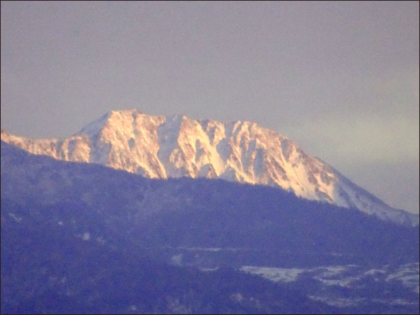 うっすら雪化粧の立山連峰