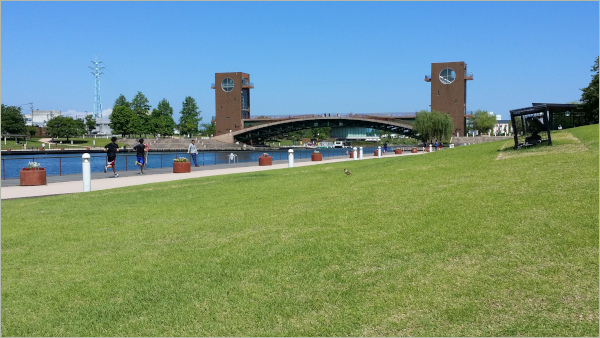 青空のもと環水公園