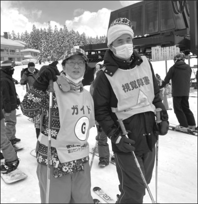 三つ星のスキー教室に参加した九曜会長とガイド