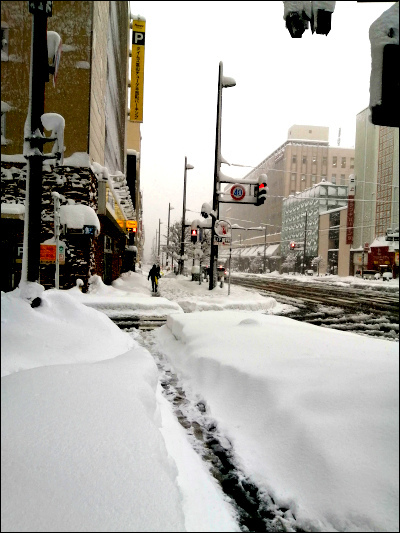 雪が積もった市街地